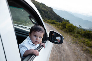  Un Bebé Curioso Observando el Viaje a Través de la Ventana Explorando el Mundo, concepto de...