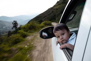  Un Bebé Curioso Observando el Viaje a Través de la Ventana Explorando el Mundo, concepto de...