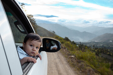  Un Bebé Curioso Observando el Viaje a Través de la Ventana Explorando el Mundo, concepto de...