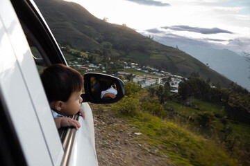  Un Bebé Curioso Observando el Viaje a Través de la Ventana Explorando el Mundo, concepto de viaje, 
turismo, viaje ,estilo de vida saludable