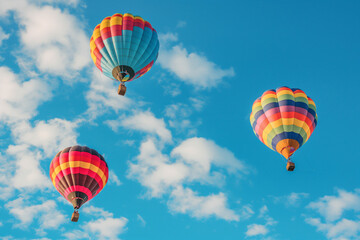 Obraz premium hot air balloon in flight against a blue sky