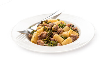 Piatto di deliziose mezze maniche condite con salsa di broccoli e salsiccia, pasta italiana, cibo...