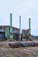 verlassene herunterkommene stillgelegte Fabrik im Norden von Magdeburg in Deutschland - 764926623