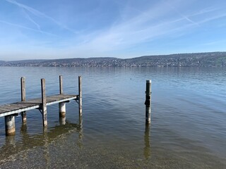 Badesteg aus Holz am See / Zürichsee in Thalwil