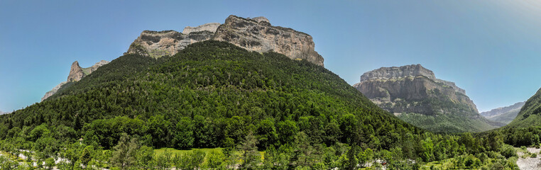 Fototapeta na wymiar Pyrenäen Spanien Bergkette Landscape