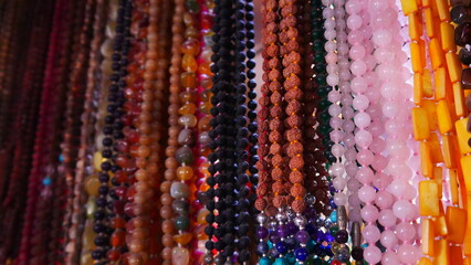 Gros colliers style artistique de l'inde, vente dans un stand, bijoux de religion et de croyance,...