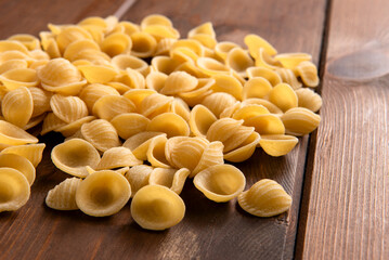 Orecchiette crude so tavolo in legno, tipica pasta pugliese, cibo italiano 