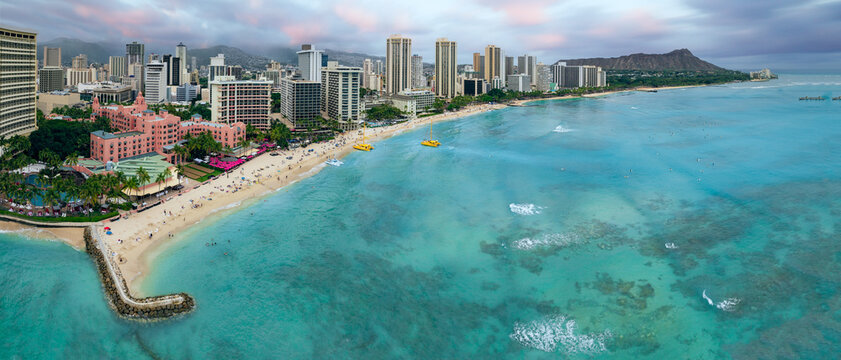 Beutiful Honolulu coastline during sunrise
