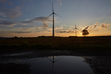Obraz premium Sonnenuntergang, Windpark am Abend, Ense-Bremen, Haarstrang, Soester Börde, Kreis Soest, NRW, DE, 2023