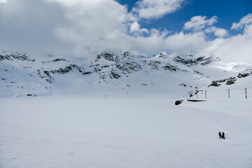 Bernina, Lago Bianco, Alpen, Graubünden, Winter, Schneedecke, Berninaexpress, Berninapass, Zugfahrt, Wintersport, Eis, Stausee, Winterlandschaft, Schweiz