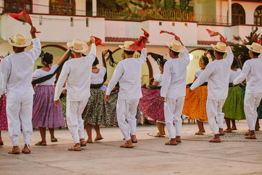 Jovenes bailando danza tradicional mexicana