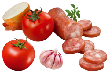 composição com linguiça calabresa, tomate, cebola, ervas e alho isolado em fundo transparente