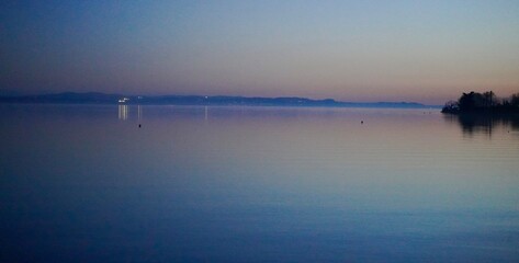 Stimmungen auf dem See zwischen Sonnenuntergang und Nacht