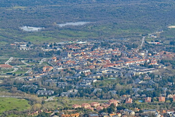 Fototapeta na wymiar view of the municipality of el escorial from mount abantos