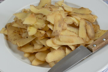 épluchure de pommes de terre, en gros plan, dans une assiette
