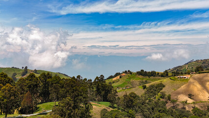 Fototapeta na wymiar Vista al horizonte infinito hacia el occidente desde las montañas de Antioquia, en el Municipio de San pedro.