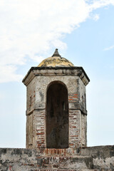 Fototapeta na wymiar Torre de Vigilancia. Castillo San Felipe de Barajas. Cartagena de Indias, Colombia, toma vertical.
