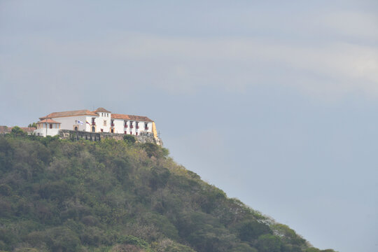 Convento y Cerro de la Popa visto desde el Castillo San Felipe de Barajas. Cartagena de Indias, Colombia.