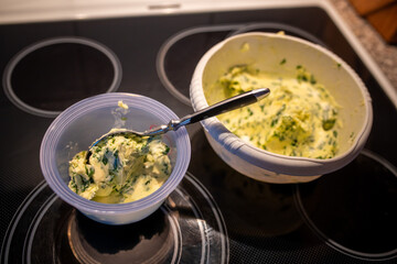 Bärlauchbutter frisch in er Küche zubereiten