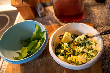 Bärlauch Butter und Blätter in Küche beim zusammenrühren