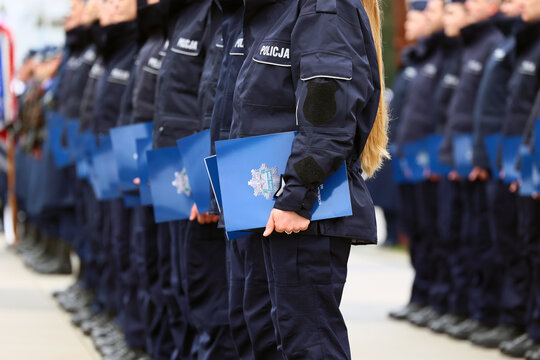 Nowi policjanci składają ślubowanie na placu.  Ślubowanie policji. 