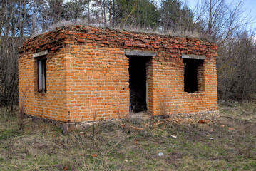 Photo of abandoned brick building