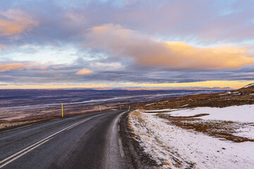 Straße und Landschaft im Osten von Island