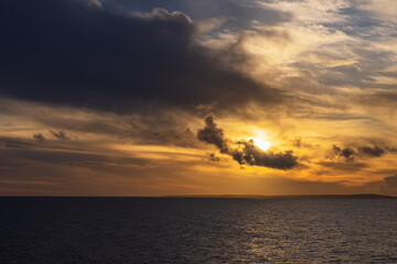 Sonnenuntergang vor den Shetlandinseln - 765063400