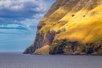 Felsen auf der Färöer Insel Kalsoy - 765063407