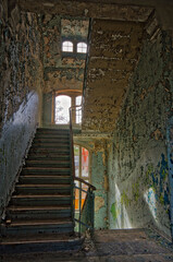 Treppenhaus einer alten baufälligen Ruine