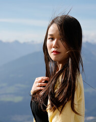 Junge Frau aus Macau in den Tiroler Bergen