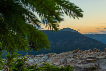 Krajobraz na Skalny Stół w letniej odsłonie z widokiem na Śnieżkę i całe Karkonosze o zachodzie słońca.
