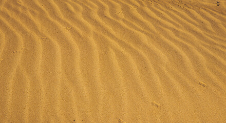 Fototapeta na wymiar Formas o texturas dejadas por la arena en la playa.