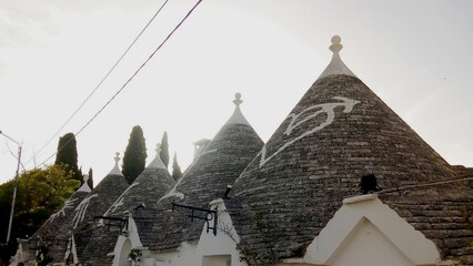 I tetti particolari dei trulli di Alberobello.