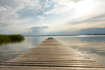 Jezioro Miedwie Polska Zachodniopomorskie Pomost molo nad jeziorem w letni dzień
