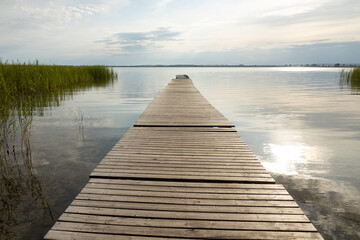Naklejka premium Jezioro Miedwie Polska Zachodniopomorskie Pomost molo nad jeziorem w letni dzień 