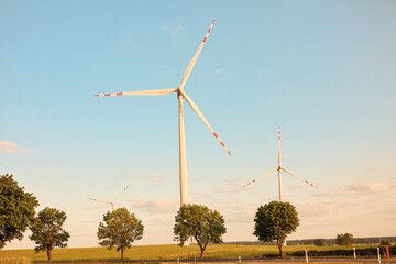 Renewable energy windmills on the field
wiatraki na tle polskiego pola  - obrazy, fototapety, plakaty