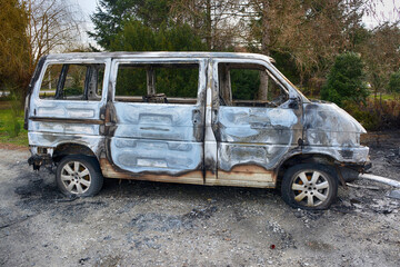 Spalony samochód stoi na ulicy. Wrak.  - obrazy, fototapety, plakaty