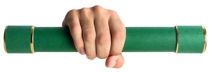 Mão segurando firmemente um canudo de formatura na cor verde, simbolizando a diplomação em um curso. Porta diplomas