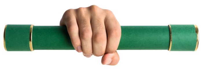 Mão segurando firmemente um canudo de formatura na cor verde, simbolizando a diplomação em um curso. Porta diplomas