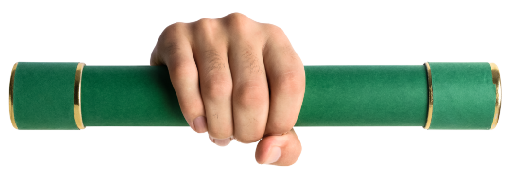 Mão segurando firmemente um canudo de formatura na cor verde, simbolizando a diplomação em um curso. Porta diplomas