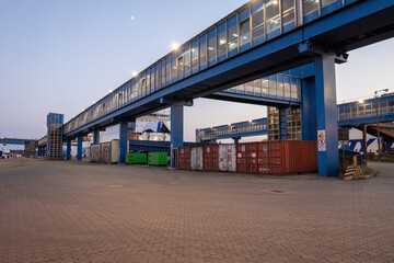 Terminal promowy, rękaw pasażerski, Kontenery morskie. Port Świnoujście
 - obrazy, fototapety, plakaty