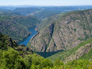 Vista del paisaje desde el Miradoiro de Cabezoás, con el río Sil entre acantilados cultivados con viñedos en Lugo, Galicia, verano de 2021 en España.