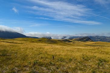 Fototapeta premium Sunlight at dusk in the mountains of the Serra do Cipó region in Minas Gerais, Brazil