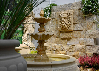 fontanna ogrodowa, ściana z piaskowca z maszkaronem, dekoracje ogrodowe, stone garden fountain, sandstone wall with mascaron   © kateej
