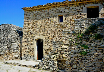 kamienny dom w prowansji, kamienny dom na tle niebieskiego nieba, simple stone house in provence,...