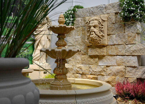 fontanna ogrodowa, ściana z piaskowca z maszkaronem, dekoracje ogrodowe, stone garden fountain, sandstone wall with mascaron

