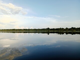 Espectacular belleza reflejada en un espejo de agua