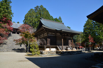 秋の神護寺　金堂と五大堂　京都市右京区高雄