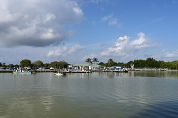 Obraz premium Flamingo Marina in Everglades National Park, Florida under sunny March cloudscape.